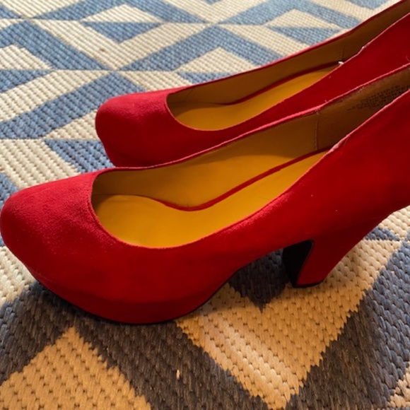 RED SUEDE NINE WEST PLATFORM PUMP - Picture 6 of 6